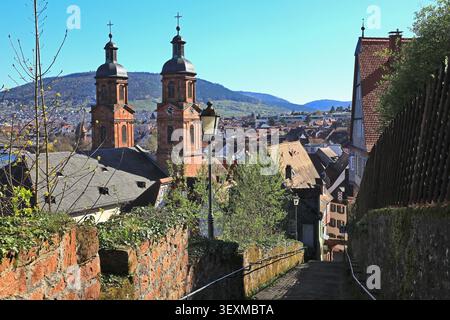 Panorama de la ville avec l'église paroissiale de membres James, église paroissiale catholique romaine, Miltenberg, basse-Franconie, Bavière, Allemagne Banque D'Images