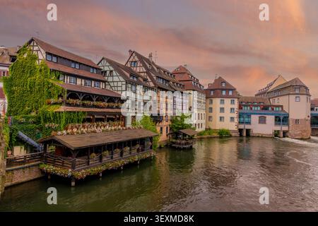 Petite France à Strasbourg, Bas-Rhin, France, bâtiments colorés à colombages près des canaux de la vieille ville historique. Banque D'Images