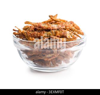 Petit poisson frit doré croustillant empilé dans un bol en verre transparent, en-cas de fruits de mer croustillant ou hors-d'œuvre présentant une texture frite et une saveur salée, perf Banque D'Images