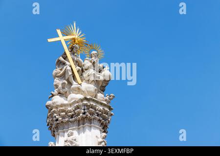 Le haut de la colonne de la Sainte Trinité devant l'église de notre-Dame du château de Buda, Budapest, Hongrie, avec des figures divines Banque D'Images