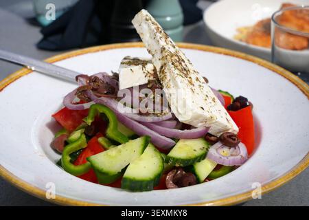 Salade grecque avec fromage feta. Assiette traditionnelle grecque dans un restaurant sur l'île de Rhodes, Grèce. Banque D'Images
