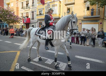 Cavaliers à cheval pendant le défilé Semana Santa Marinera pour la semaine Sainte dans les rues. Valence, Espagne - 19 avril 2025. Banque D'Images