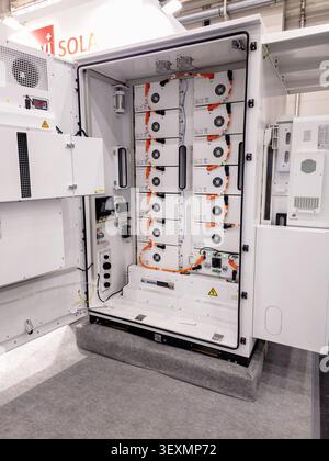 Ukraine, Kiev - 26 mai 2026 : une armoire industrielle ouverte présentant un système de stockage d'énergie à haute capacité avec plusieurs modules de batterie lithium-ion des Banque D'Images