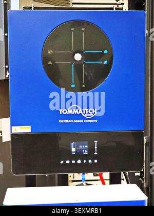 Ukraine, Kiev - 26 mai 2026 : cet onduleur solaire hybride TommaTech professionnel dispose d'un boîtier bleu élégant et d'une interface numérique pour la surveillance des chauves-souris Banque D'Images