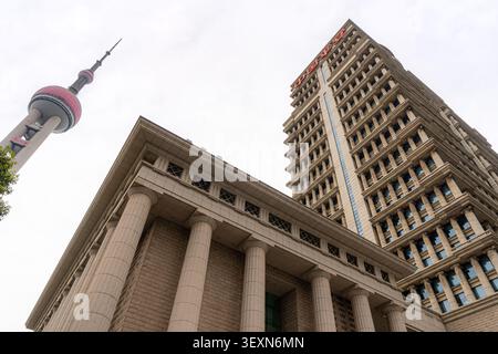5 mai 2025, Shanghai, Chine : tour de perles orientales derrière les arbres à Shanghai Banque D'Images