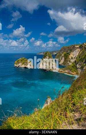 Vue imprenable sur la plage du Diamant baignée par une mer turquoise lors d'un beau lever de soleil. Plage du diamant est un sable blanc, bleu soyeux et wate Banque D'Images