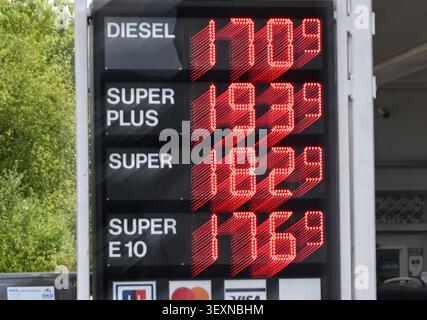 01 juillet 2026, Baden-Württemberg, Esslingen : les bas prix de l'essence et du diesel sont affichés sur l'enseigne électronique d'une station-service (effet de flou causé par une longue exposition). Photo : Bernd Weißbrod/dpa Banque D'Images