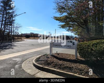Reston, Virginie, USA - 3 mars 2025 : L'entrée de la communauté ou Chadd Ford Road, un panneau blanc avec des silhouettes d'oiseaux Banque D'Images