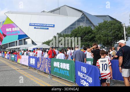 Atlanta, États-Unis. 01 juillet 2026. Les fans entrent dans les portes avant le match de la Coupe du monde de la FIFA 2026 32 entre l'Angleterre et la RD Congo au stade Atlanta à Atlanta, en Géorgie, le 1er juillet 2026. (Photo de Kindell Buchanan/Sipa USA) crédit : Sipa USA/Alamy Live News Banque D'Images