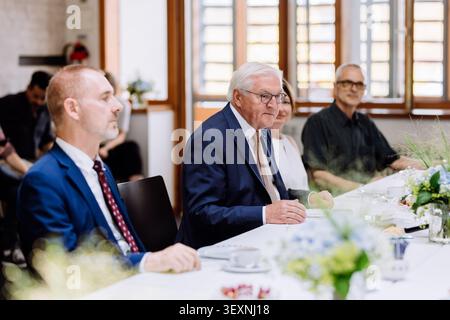 01 juillet 2026, Bade-Württemberg, Lörrach : le président fédéral Frank-Walter Steinmeier est assis dans la vieille mairie de Lörrach lors de la série de discussions ·Kaffeetafel Kontrovers· avec les habitants de la région du triangle frontalier. C’est dans ce bâtiment que Gustav Struve proclame la République allemande en 1848. Pendant trois jours, Steinmeier exercera ses fonctions officielles depuis cette ville du ·Dreiländereck,· très proche de la Suisse et de la France. Dans le cadre de sa série de visites ·Ortszeit Deutschland·, le président fédéral quitterait sa résidence officielle à Berlin pour visiter des régions en dehors du territoire Banque D'Images