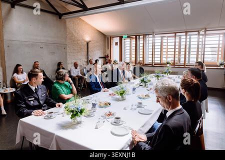 01 juillet 2026, Bade-Württemberg, Lörrach : le président fédéral Frank-Walter Steinmeier est assis dans la vieille mairie de Lörrach lors de la série de discussions ·Kaffeetafel Kontrovers· avec les habitants du Three-Country Corner. C’est dans ce bâtiment que Gustav Struve proclame la République allemande en 1848. Pendant trois jours, Steinmeier exercera ses fonctions officielles depuis cette ville du ·Dreiländereck,· très proche de la Suisse et de la France. Dans le cadre de sa série de visites ·Ortszeit Deutschland·, le président fédéral quitterait sa résidence officielle à Berlin pour visiter des régions situées en dehors du Banque D'Images