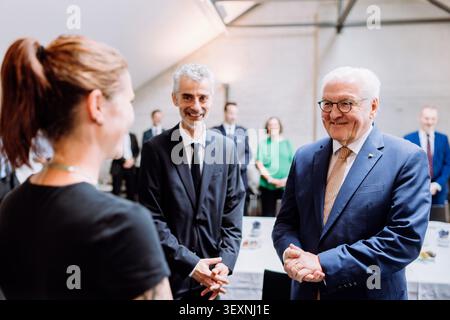 01 juillet 2026, Bade-Württemberg, Lörrach : le président fédéral Frank-Walter Steinmeier est à l'ancien hôtel de ville avant la série de discussions ·Kaffeetafel Kontrovers·, discutant avec des habitants de la région du triangle frontalier. C’est dans ce bâtiment que Gustav Struve proclame la République allemande en 1848. Pendant trois jours, Steinmeier exercera ses fonctions officielles depuis cette ville du ·Dreiländereck,· très proche de la Suisse et de la France. Dans le cadre de sa tournée ·Ortszeit Deutschland·, le Président fédéral quitterait sa résidence officielle à Berlin pour visiter des régions situées en dehors des grandes villes Banque D'Images