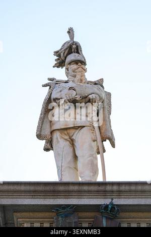 Gros plan de la statue de marbre Vittorio Emanuele II sur la place Piazza d'Italia à Sassari, Sardaigne, Italie Banque D'Images