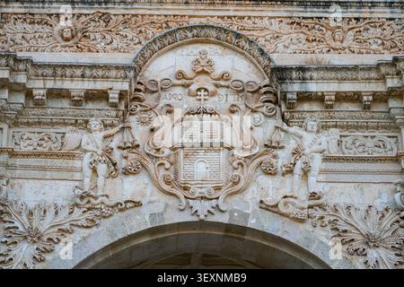 Gros plan des armoiries sculptées en pierre et des sculptures baroques sur la façade de la cathédrale Saint-Nicolas à Sassari en Sardaigne, en Italie Banque D'Images