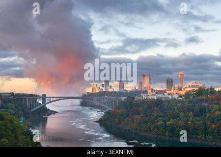 Niagara Falls, New York, États-Unis avec Niagara Falls à l'aube. Banque D'Images