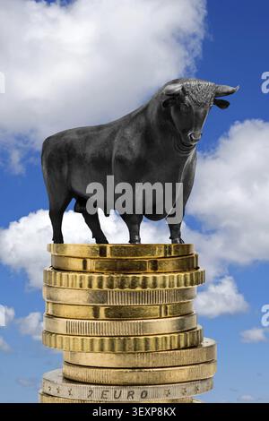 Marché Bull, hausse des prix, actions, cours des actions, Bull, figure symbolique du marché boursier, sur les pièces en euros, Frise orientale, basse-Saxe, République fédérale Banque D'Images