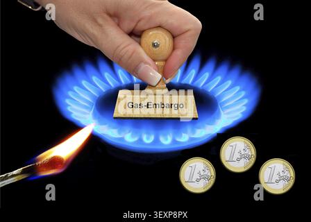 Match allume cuisinière à gaz, approvisionnement en gaz de la Russie uniquement pour les roubles russes, crise énergétique, embargo, gaz naturel, Nord Stream 2, pipeline, augmentation de l'énergie Banque D'Images
