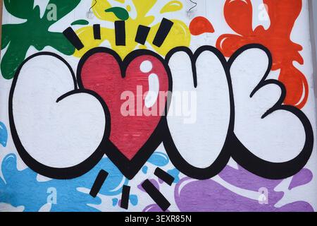 Graffiti avec le mot « Love » en caractères gras à bulles. Une forme de coeur rouge forme la lettre « o », Banque D'Images