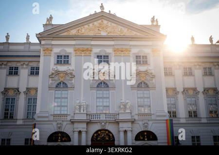 Le magnifique palais baroque Trautson de Vienne, siège du ministère fédéral autrichien de la Justice, baignait dans le rétro-éclairage atmosphérique Banque D'Images