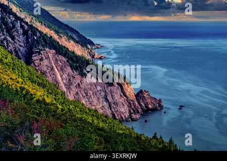 Falaises côtières abruptes surplombant le golfe du Saint-Laurent le long de la piste Cabot dans le parc national des Hautes-terres-du-Cap-Breton, Nouvelle-Écosse, Canada. Banque D'Images
