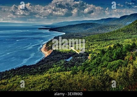 Vue surélevée du sentier Cabot qui serpente le long de la côte de l'île du Cap-Breton, Nouvelle-Écosse, Canada. Banque D'Images