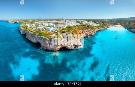 Vue aérienne de la côte de la mer avec des maisons de villégiature blanches sur des falaises rocheuses Banque D'Images