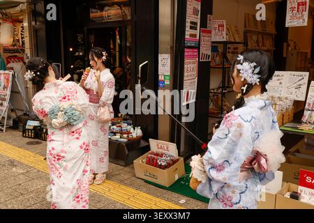 LES JAPONAIS AUTOUR DU TEMPLE SENSO-JI Banque D'Images