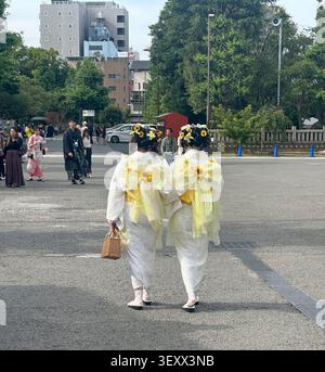LES JAPONAIS AUTOUR DU TEMPLE SENSO-JI Banque D'Images