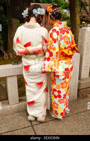LES JAPONAIS AUTOUR DU TEMPLE SENSO-JI Banque D'Images
