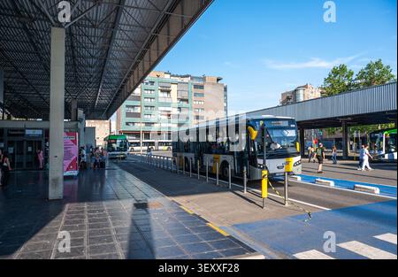 La grande station de bus de Lijn à côté de la gare de Genk sert de plaque tournante de transport en commun pour les services de bus régionaux et locaux à travers le Limbourg. Banque D'Images