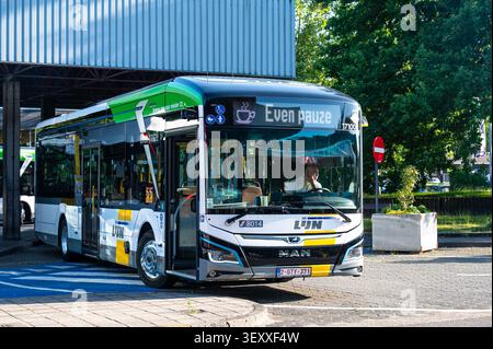 La grande station de bus de Lijn à côté de la gare de Genk sert de plaque tournante de transport en commun pour les services de bus régionaux et locaux à travers le Limbourg. Banque D'Images