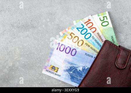Couronne norvégienne. Argent comptant dans le portefeuille. Argent de Norvège. Billets de banque en NOK. Mode de paiement traditionnel. Concept financier, contexte commercial. Gros plan et copiez les Banque D'Images