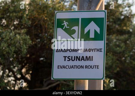Un panneau d'évacuation tsunami que l'on peut trouver dans les rues près des plages de Larnaca Banque D'Images