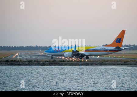 TUI fly Boeing 737 MAX 8 en livrée 50 ans Hapag Lloyd roulant pour le décollage depuis l'aéroport de Larnaca au crépuscule du soir. Photo de haute qualité Banque D'Images