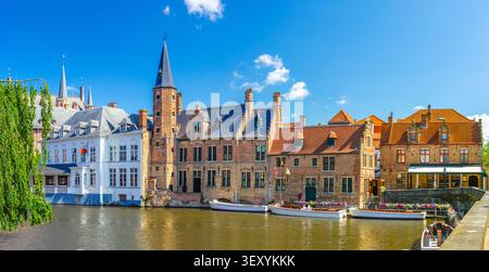 Bruges Cityscape, de groote Hollander Huidevettershuis dans le centre de la vieille ville de Bruges sur Rosary Quay Rozenhoedkaai, canal d'eau Dijver de la rivière Reie, Banque D'Images