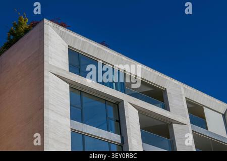 Vue en contre-plongée d'une façade d'immeuble d'appartements de luxe moderne avec revêtement en pierre de qualité supérieure, bâtiment résidentiel contemporain Banque D'Images