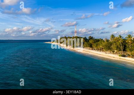 Vue panoramique aérienne de l'île de Dhigurah, Maldives avec tour et récifs Banque D'Images