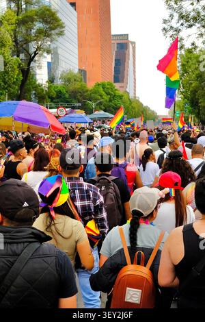 Mexico, CDMX, Mexique – 27 juin 2026 : défilé de foule avec Rainbow Flags à Pride Parade Banque D'Images