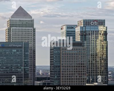 Vue aérienne du quartier financier de Canary Wharf avec des gratte-ciels de verre modernes comme One Canada Square, HSBC et les bâtiments de Citi sous un cl moelleux Banque D'Images