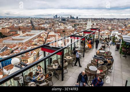 15 mars 2025, Madrid, Espagne : les gens apprécient les boissons et la vue sur Madrid au bar sur le toit de l'Hôtel Riu dans le centre de Madrid Banque D'Images