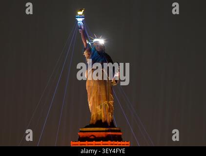 Red Hook, États-Unis. 01 juillet 2026. Un spectacle de lumière est affiché sur la Statue de la liberté célébrant le 4 juillet et le 250e anniversaire des États-Unis le mercredi 1er juillet 2026 à New York. Photo de John Angelillo/UPI crédit : UPI/Alamy Live News Banque D'Images