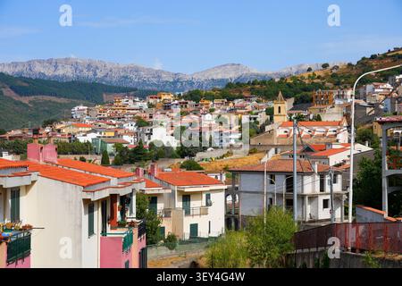 Vue panoramique du village de montagne Orgosolo avec toits traditionnels en tuiles rouges et église à Barbagia, Sardaigne, Italie Banque D'Images