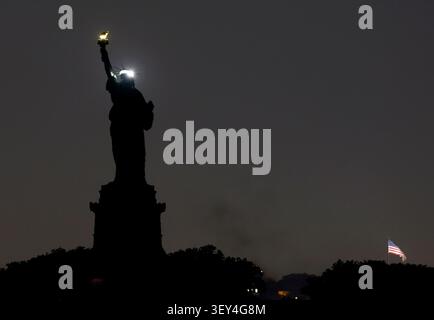 Red Hook, États-Unis. 01 juillet 2026. Un spectacle de lumière est affiché sur la Statue de la liberté célébrant le 4 juillet et le 250e anniversaire des États-Unis le mercredi 1er juillet 2026 à New York. Photo de John Angelillo/UPI crédit : UPI/Alamy Live News Banque D'Images