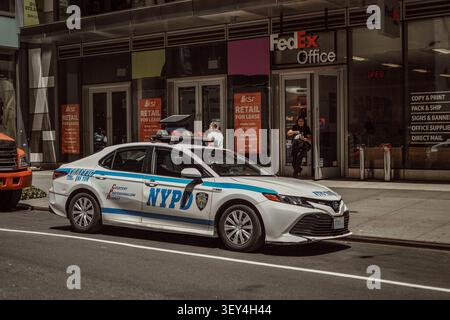 New York City, États-Unis – 16 juin 2026 : véhicule de police de la police de la circulation du NYPD garé le long d'une rue de Manhattan. Banque D'Images
