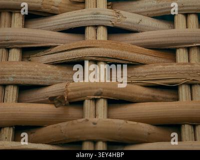 Vue abstraite macro rapprochée d'une texture de panier en rotin en osier brun clair tissée avec des fibres organiques naturelles Banque D'Images