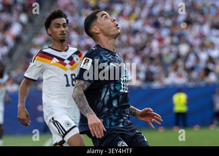 Le milieu de terrain Damian Bobadilla (16 ans) de l'équipe nationale du Paraguay et le défenseur Nathaniel Brown (18 ans) de l'équipe nationale d'Allemagne en action lors de la manche 32 entre l'Allemagne et le Paraguay lors de la Coupe du monde de la FIFA 2026 au Boston Stadium de Foxborough dans le Massachusetts, États-Unis, le 29 juin 2026. Banque D'Images