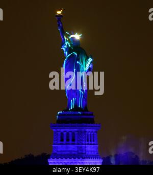 Red Hook, United States. 01st July, 2026. A light show is displayed on the Statue of Liberty celebrating July 4th and the 250th anniversary of the United States on Wednesday, July 1, 2026 in New York City. Photo by John Angelillo/UPI Credit: UPI/Alamy Live News Banque D'Images