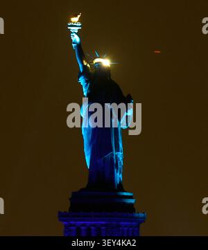 Red Hook, États-Unis. 01 juillet 2026. Un spectacle de lumière est affiché sur la Statue de la liberté célébrant le 4 juillet et le 250e anniversaire des États-Unis le mercredi 1er juillet 2026 à New York. Photo de John Angelillo/UPI crédit : UPI/Alamy Live News Banque D'Images
