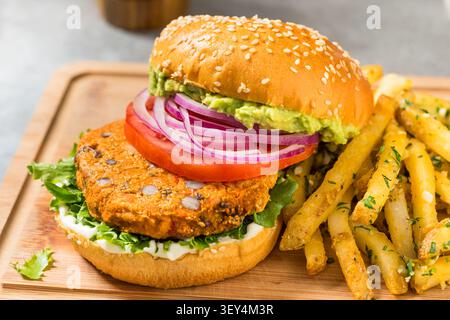 Hamburger végétarien sain aux haricots noirs avec tomate et laitue Banque D'Images