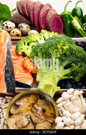 Aliments riches en vitamines, minéraux et antioxydants sur fond clair. Alimentation saine. Banque D'Images